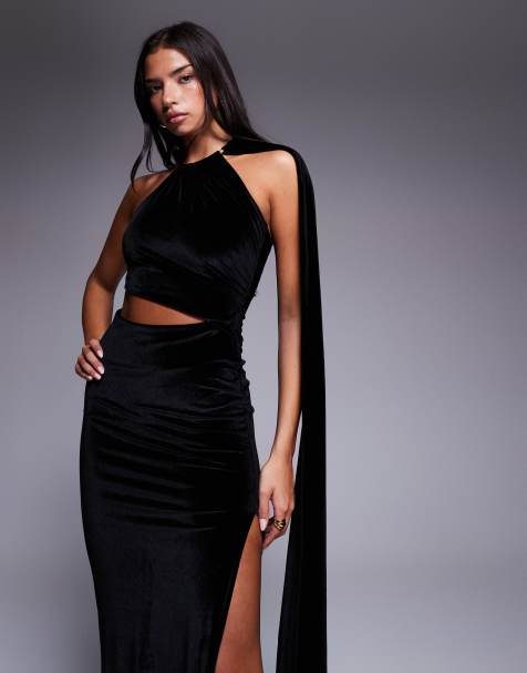 ASOS DESIGN – Drapiertes Neckholder-Maxikleid aus Samt in Schwarz mit überdimensionalem goldenem Besatz - view 1