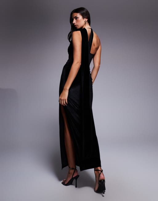 ASOS DESIGN – Drapiertes Neckholder-Maxikleid aus Samt in Schwarz mit überdimensionalem goldenem Besatz, 3 von 4