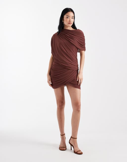 ASOS DESIGN – Drapiertes Netzstoff-Minikleid in Kastanienbraun mit Cape-Detail, 3 von 4