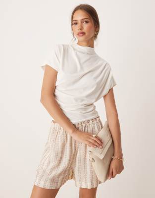 ASOS DESIGN - Drapiertes Oberteil in Cremeweiß mit verdrehter Schulterpartie