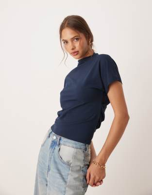 ASOS DESIGN - Drapiertes Oberteil in Marineblau mit verdrehter Schulterpartie-Bunt