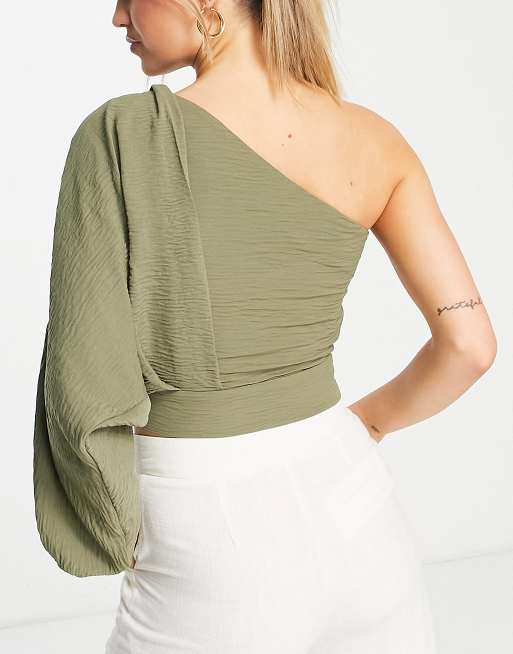 ASOS DESIGN – Drapiertes Oberteil in Olivgrün mit One-Shoulder-Fledermausärmel, 2 von 4