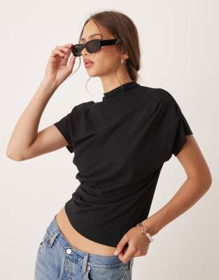 ASOS DESIGN - Drapiertes Oberteil in Schwarz mit verdrehter Schulterpartie