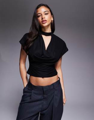 ASOS DESIGN - Drapiertes Oberteil in Schwarz mit Wasserfallausschnitt