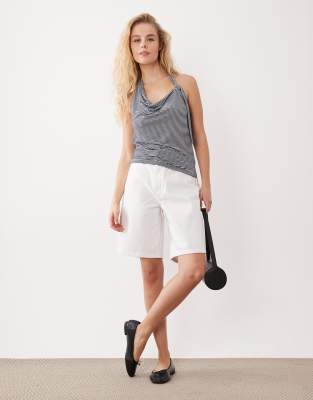 ASOS DESIGN - Drapiertes Oberteil mit Wasserfallausschnitt, Knotendetail und schmalen Streifen-Bunt