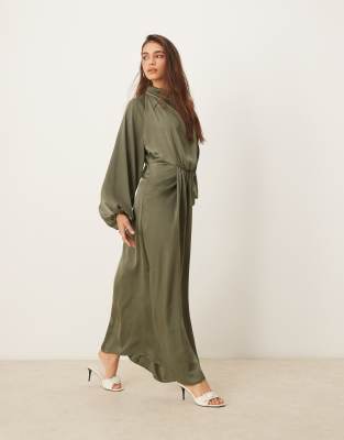 ASOS DESIGN - Drapiertes Satin-Maxikleid in Olivgrün mit Blousonärmeln-Braun