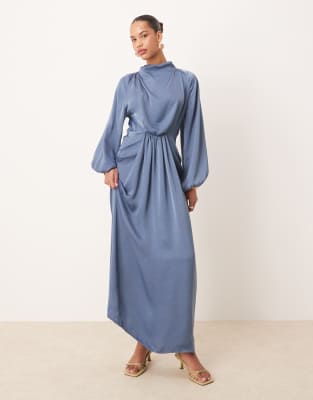 ASOS DESIGN - Drapiertes Satin-Maxikleid in rauchigem Blau mit Blousonärmeln