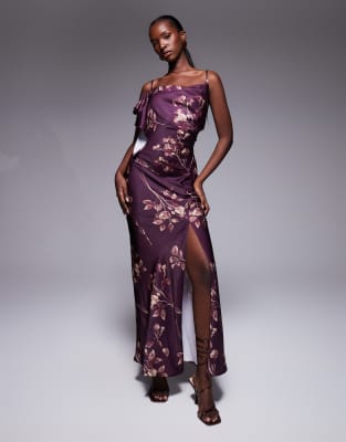 ASOS DESIGN - Drapiertes Satin-Midikleid in Burgunderrot mit Blumenmuster, Rüschendetail und asymmetrischer Rückseite-Bu...