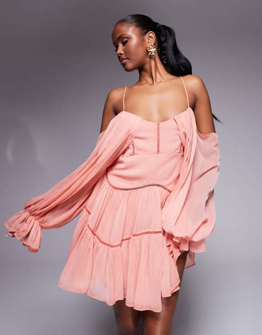 ASOS DESIGN – Drapiertes, schulterfreies, gestuftes Minikleid in Staubrosa mit Spitzeneinsätzen, 4 von 4