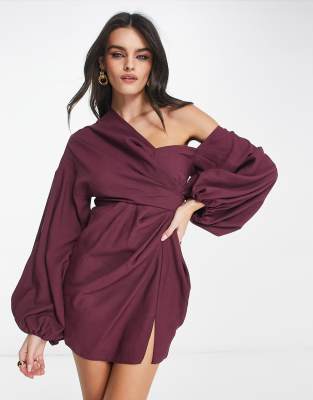 ASOS DESIGN - Drapiertes, schulterfreies Minikleid in Weinrot mit Ballonärmeln