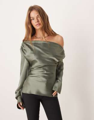 ASOS DESIGN - Drapiertes, schulterfreies Satin-Oberteil in Khaki-Grün
