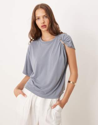 ASOS DESIGN - Drapiertes T-Shirt aus staubblauem Modal mit Metalldetail an der Schulter