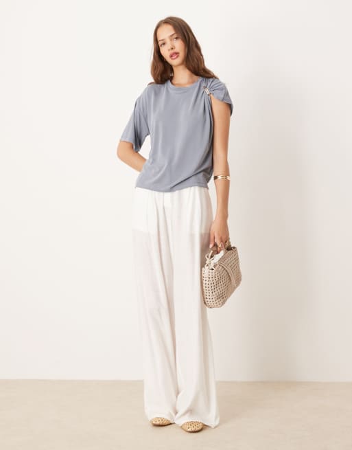 ASOS DESIGN – Drapiertes T-Shirt aus staubblauem Modal mit Metalldetail an der Schulter, 3 von 4