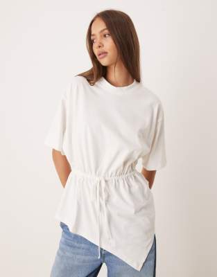 ASOS DESIGN - Drapiertes T-Shirt in Weiß mit gebundener Taille