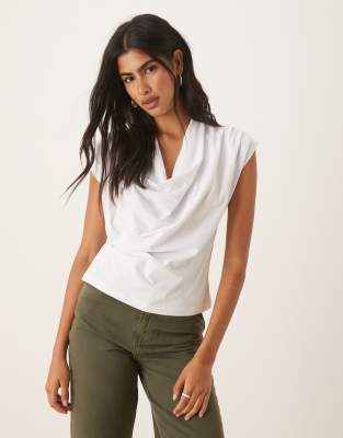 ASOS DESIGN - Drapiertes T-Shirt in Weiß mit Wasserfall-Dekolleté