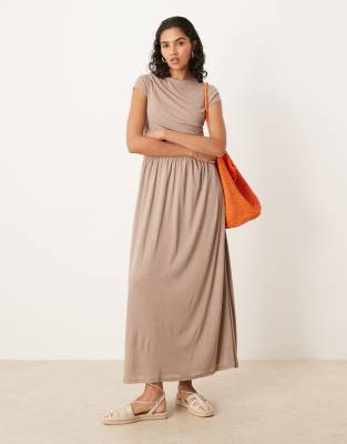 ASOS DESIGN - Drapiertes T-Shirt-Maxikleid in Beige mit tiefer Taille-Neutral
