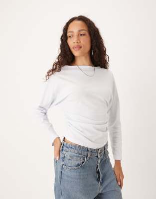 ASOS DESIGN - Drapiertes, tailliertes Oberteil in Blau mit U-Boot-Ausschnitt und Fledermausärmeln