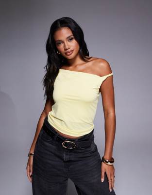 ASOS DESIGN - Drapiertes Tanktop in Buttergelb mit verdrehtem Träger