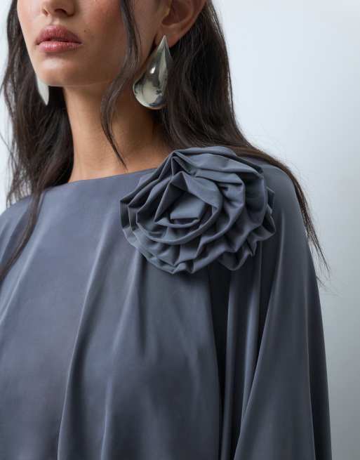 ASOS DESIGN drapowana bluzka z zaznaczoną talią w kolorze grafitowym, 3 z 5