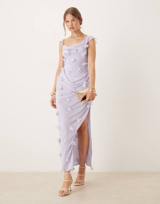 ASOS DESIGN – Drapowana liliowa sukienka midaxi z falbankami na rękawach, odkrytymi plecami i kwiatowym zdobieniem 3D