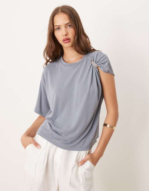 ASOS DESIGN – Drapowany T-shirt z modalu z metalową ozdobą na ramieniu w zgaszonym niebieskim kolorze
