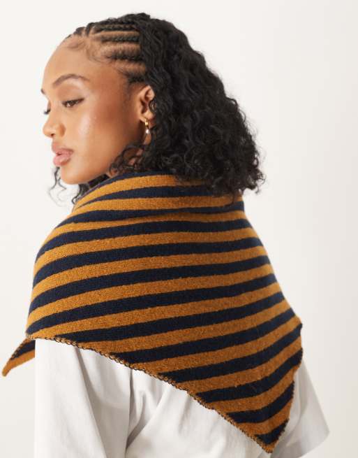 ASOS DESIGN – Dreieckiger, gestreifter Strickschal in Marineblau und Senfgelb, 3 von 3