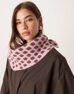 ASOS DESIGN - Dreieckiger Strickschal mit Polka-Dot-Muster in Rosa und Braun