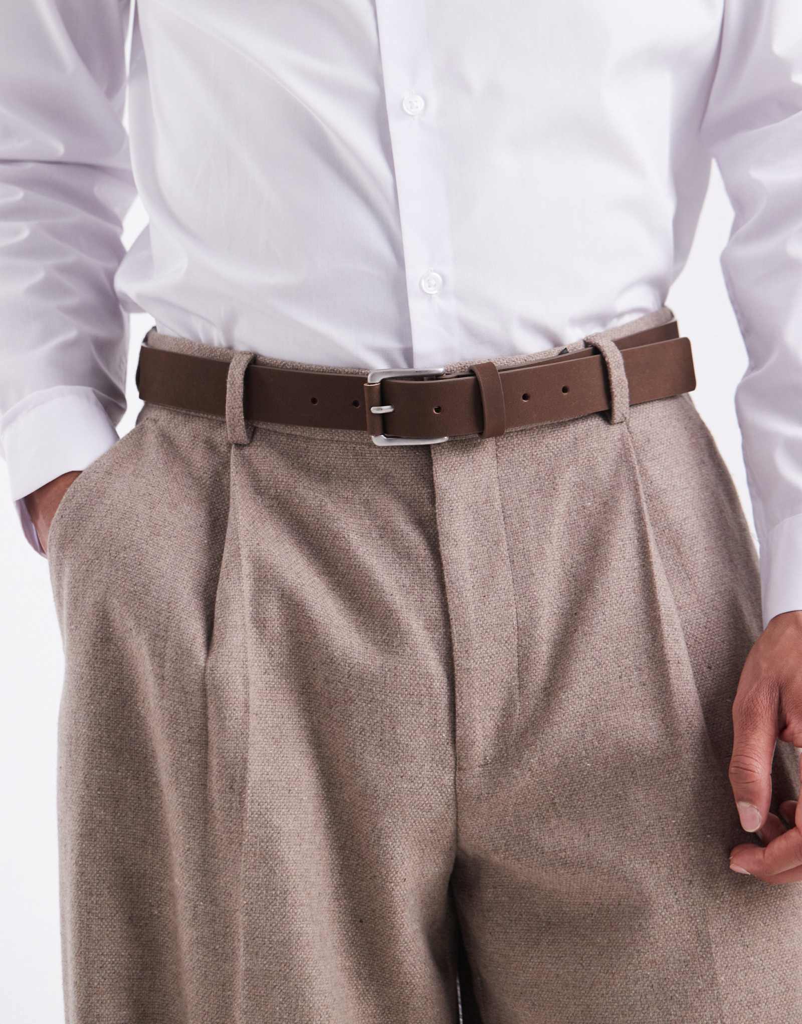 Модный замшевый ремень ASOS DESIGN с серебристой пряжкой коричневого цвета