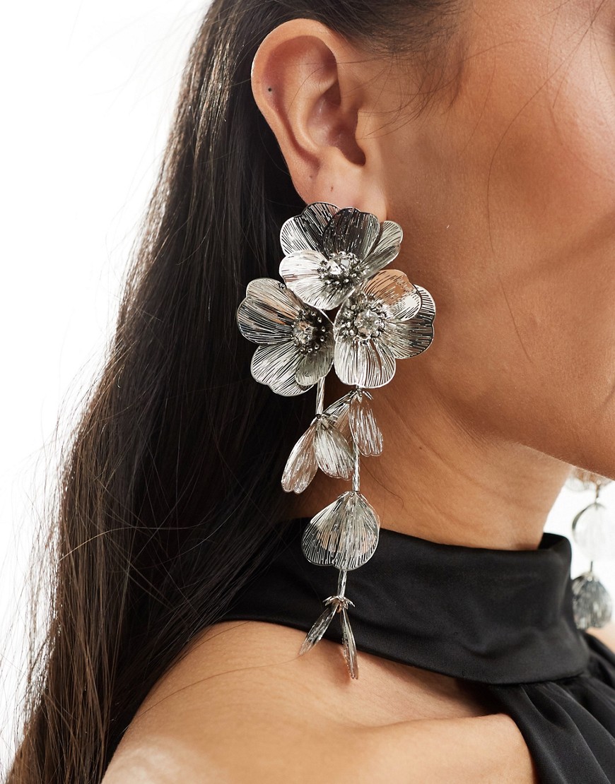 drop earrings with 3D floral design in silver tone