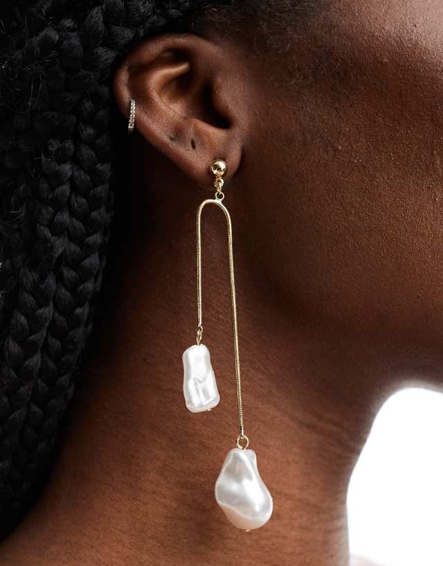 ASOS DESIGN - drop earrings with chain and faux freshwater pearl design in gold tone