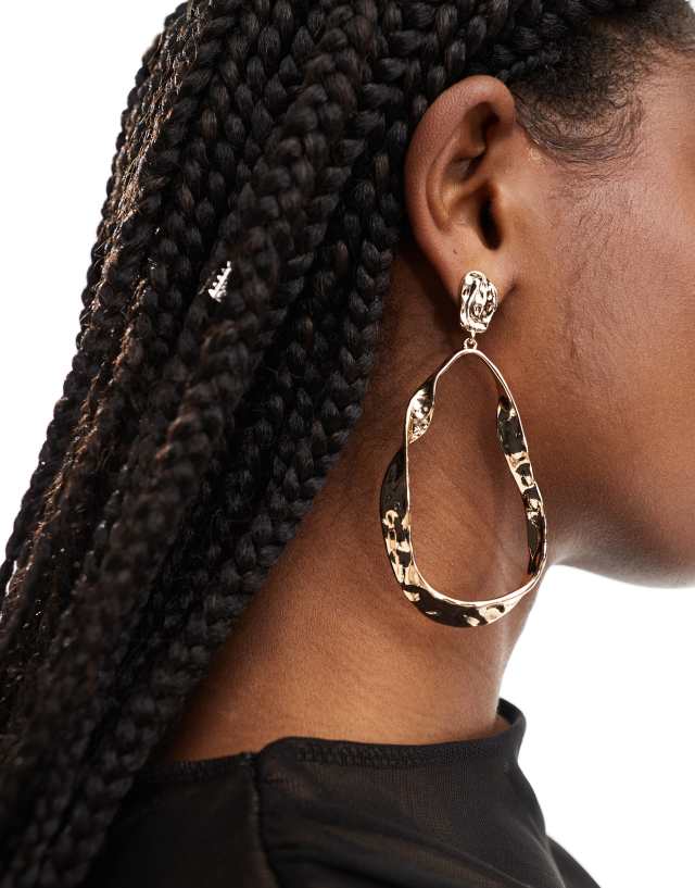 ASOS DESIGN - drop earrings with hammered abstract oval detail in gold tone