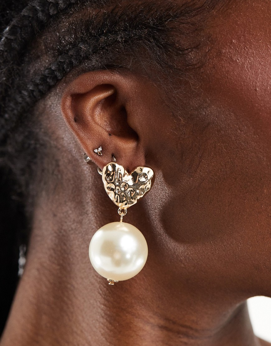 drop earrings with hammered heart and faux pearl design in gold tone