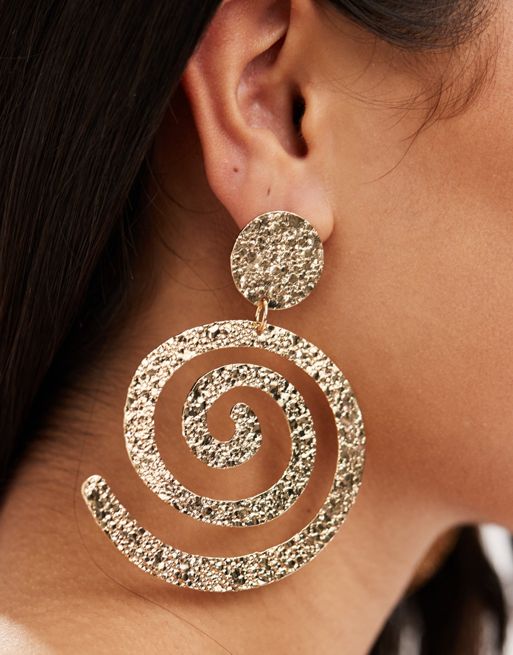 FhyzicsShops DESIGN drop earrings with hammered swirl design in gold tone