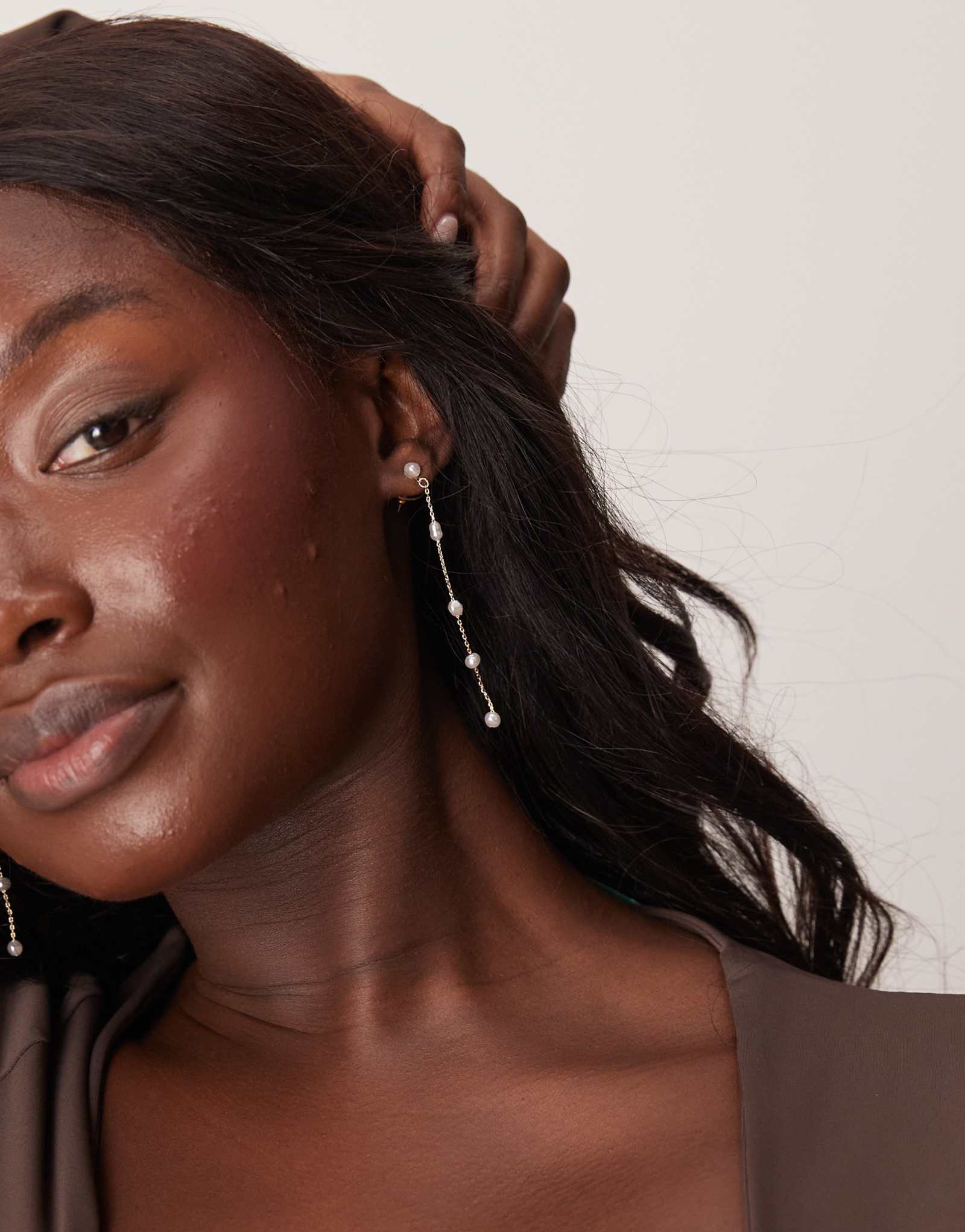 ДИЗАЙНЕРСКИЕ серьги-капли ASOS с мини-вставкой из искусственного жемчуга золотого оттенка
