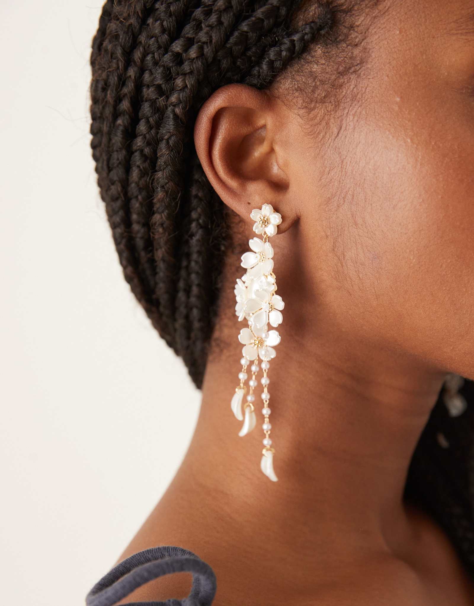 ДИЗАЙНЕРСКИЕ серьги-гвоздики ASOS с цветами и искусственным жемчугом золотого оттенка