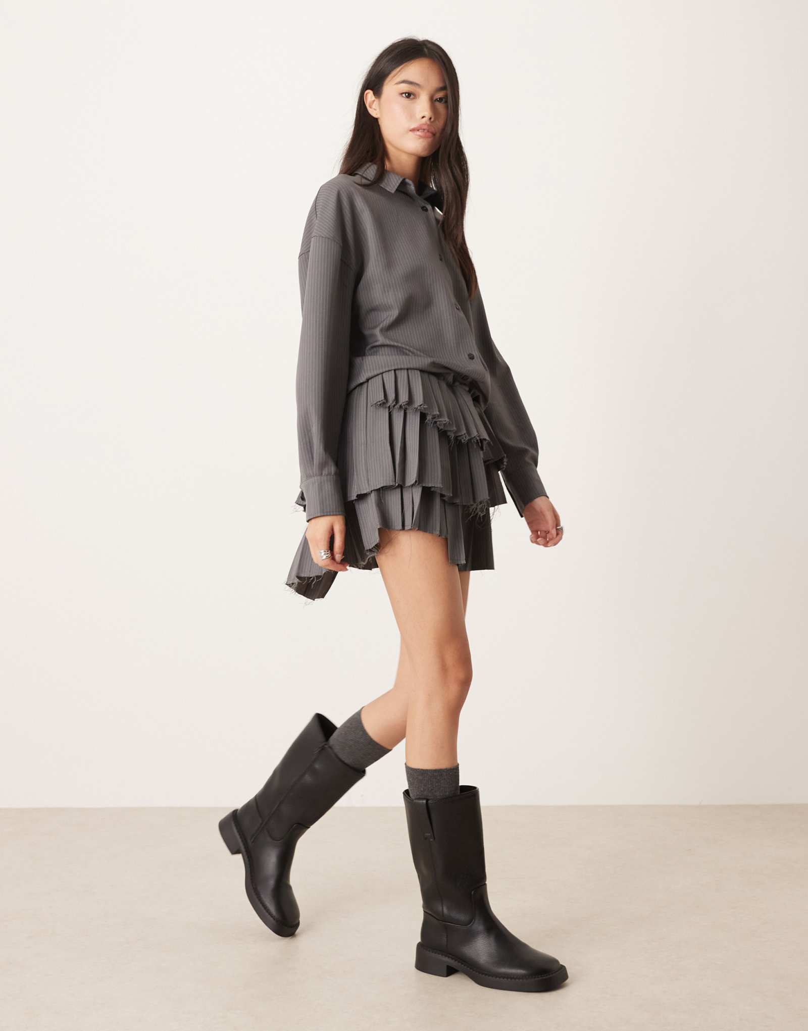 ДИЗАЙНЕРСКОЕ мини-платье-рубашка ASOS с заниженной талией и плиссированной юбкой в серую полоску