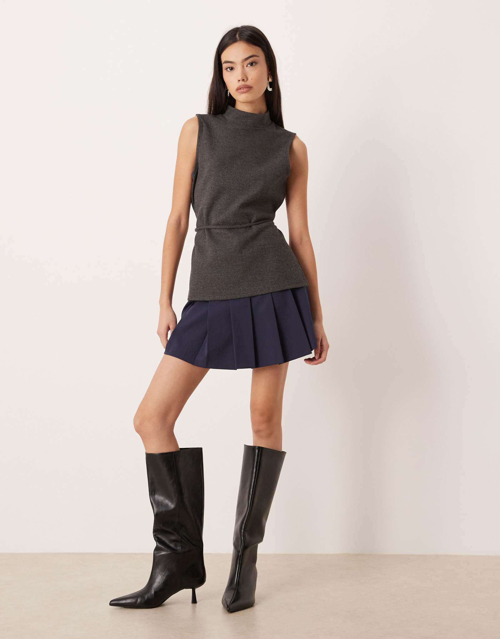 Плиссированная мини-юбка с заниженной талией от ASOS DESIGN темно-синего цвета