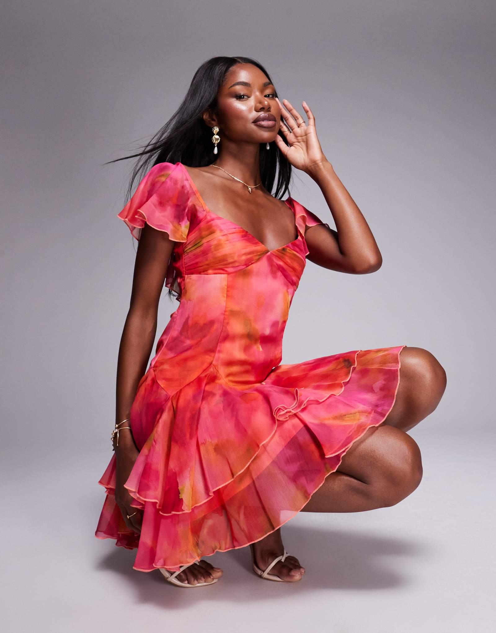 Мини-платье с пышной юбкой и заниженной талией от ASOS DESIGN с размытым абстрактным принтом