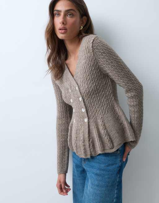 ASOS DESIGN dubbelrijs kabelgebreid vest met V-hals in beige, 3 van 5