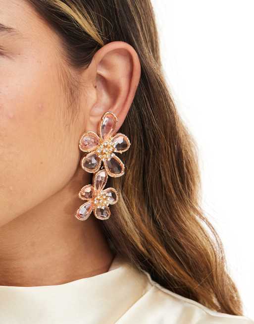 ASOS DESIGN – Długie kolczyki w kolorze złotym z różowymi zawieszkami z kryształków w kształcie kwiatów