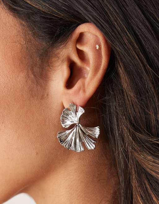 ASOS DESIGN – Długie kolczyki z fakturowanym liściem w kolorze srebrnym