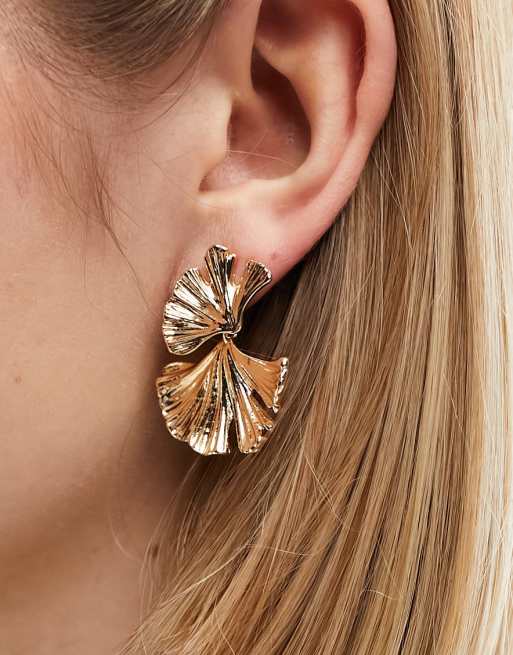 ASOS DESIGN – Długie kolczyki z teksturowanym liściem w złotym kolorze, 3 z 4