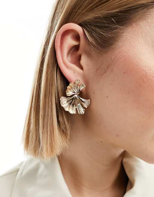 ASOS DESIGN – Długie kolczyki z teksturowanym liściem w złotym kolorze, 4 z 4