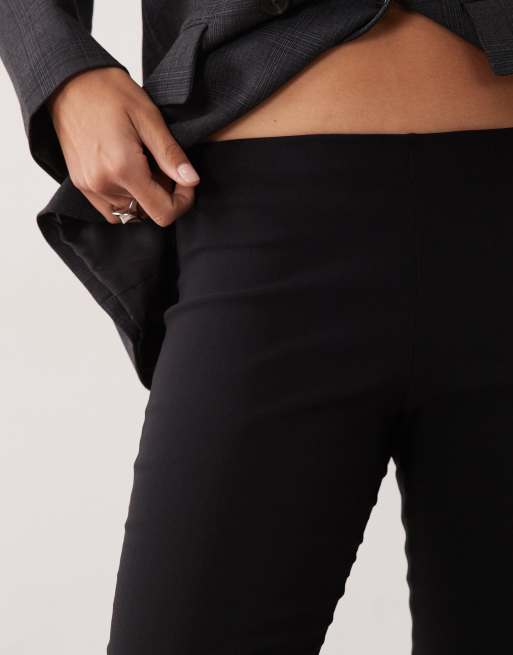 ASOS DESIGN długie spodnie capri z rozkloszowanym dołem w czerni, 4 z 5