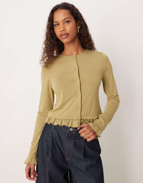 ASOS DESIGN – Durchgeknöpfte Strickjacke in Olivgrün mit Rüschendetail - view 1