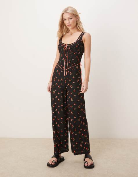 ASOS DESIGN – Durchgeknöpfter Jumpsuit aus gesponnenem Stoff in Schwarz mit Spitzenborte und Kirschmuster - view 1