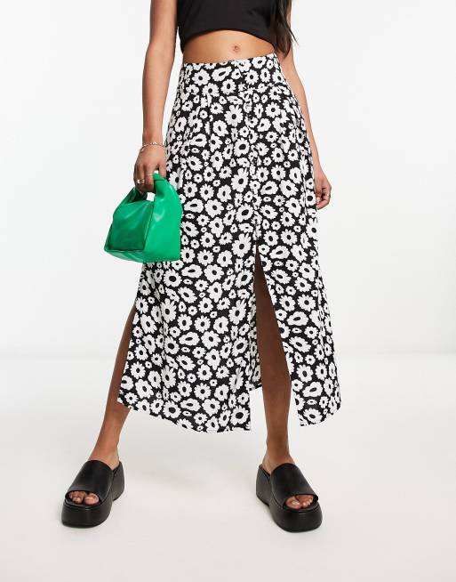 ASOS DESIGN – Durchgeknöpfter Midirock mit Schlitz und Gänseblümchenprint in Schwarzweiß