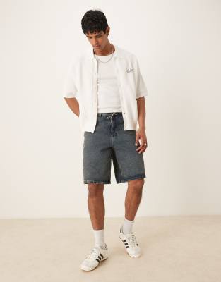 ASOS DESIGN – Durchgeknöpftes, gestricktes Relaxed Fit Hemd in Ecru mit Brust-Stickerei - view 1
