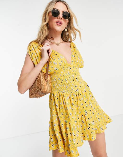 ASOS DESIGN – Durchgeknöpftes, gestuftes Mini-Sommerkleid in Gelb mit geraffter Taille und Blumenmuster