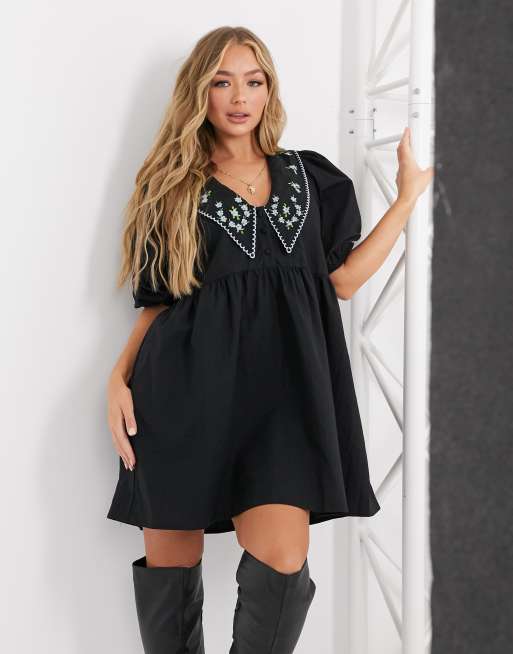 ASOS DESIGN – Durchgeknöpftes, kurzes Baumwollkleid im Hänger-Stil mit besticktem Bubikragen in Schwarz
